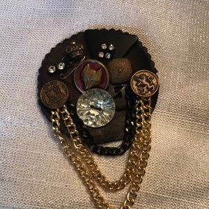 Art Brooch Leather in buttons